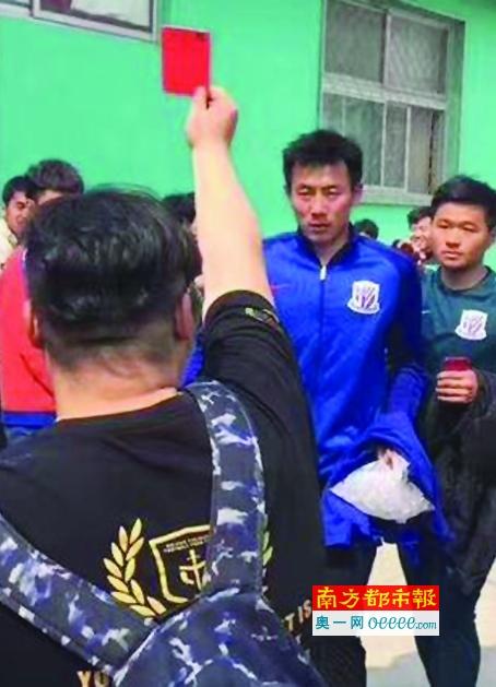 据德国媒体Sport1拜仁方面记者Kerry Hau报道，拜仁确实联系了阿劳霍，后者倍感荣幸，但现阶段无意离开巴萨。